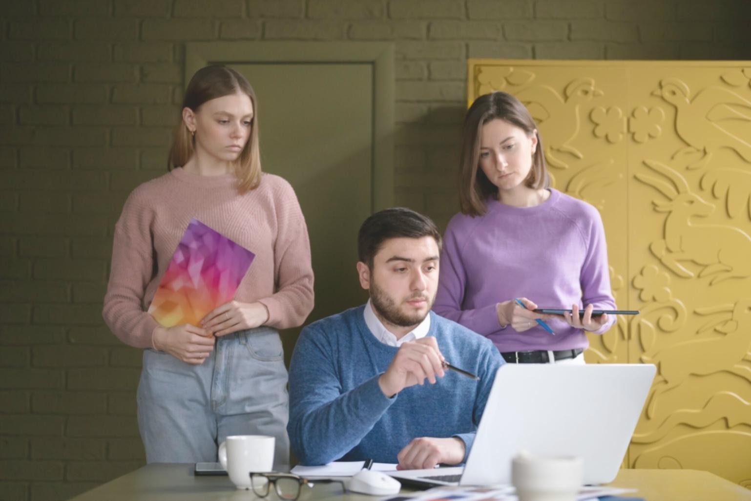 Teilnehmer beim interaktiven Finanztraining mit modernen Analysemethoden