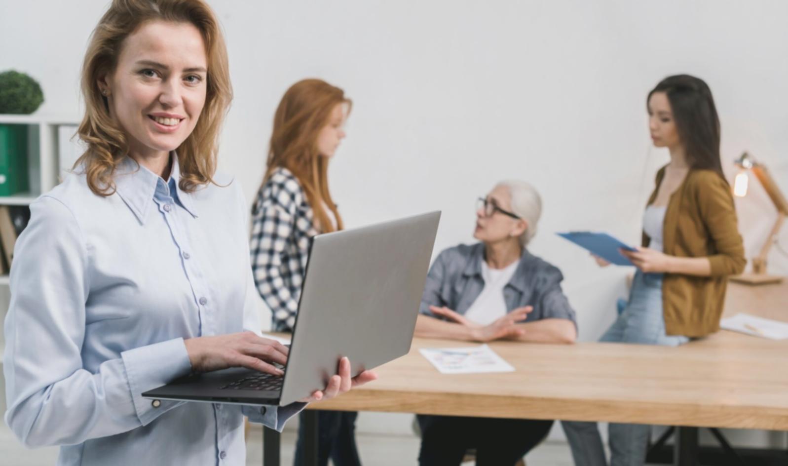 Finanzplanung am Arbeitsplatz mit Dokumenten und Laptop